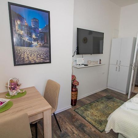 Apartman Sarah מוסטר מראה חיצוני תמונה